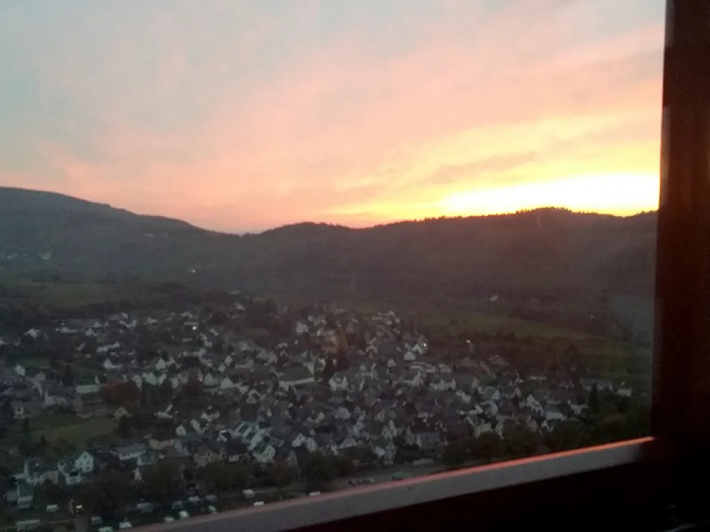 Sonnenuntergang über dem Ort im Tal.